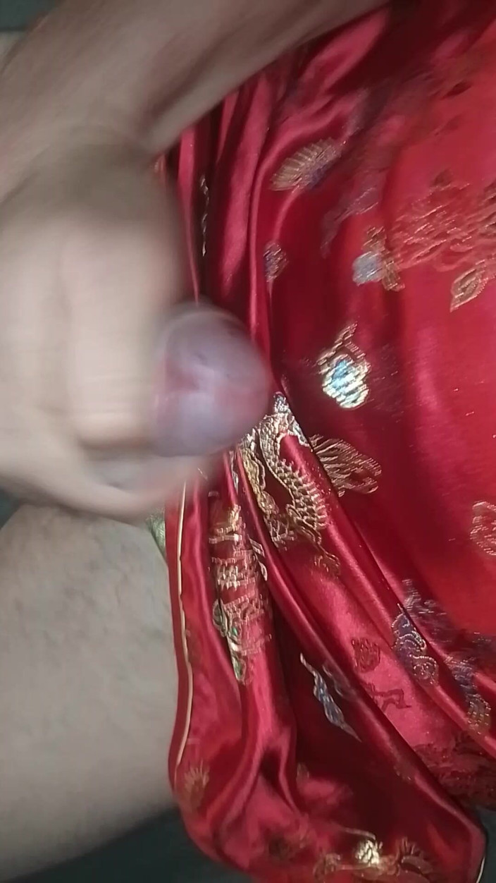 Leatransteen: Ларс Дамбергер мастурбує в червоному Asia Cheongsam