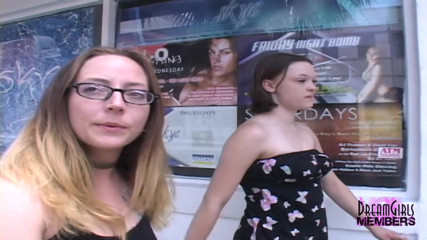 Dream Girls: Kari i Rose błyskają i tańczą nago