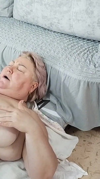 Mẹ chồng với bộ ngực to liếm những quả bóng sưng lên của tôi và tôi sục con cu của tôi và xuất tinh vào miệng và trên mặt cô ấy