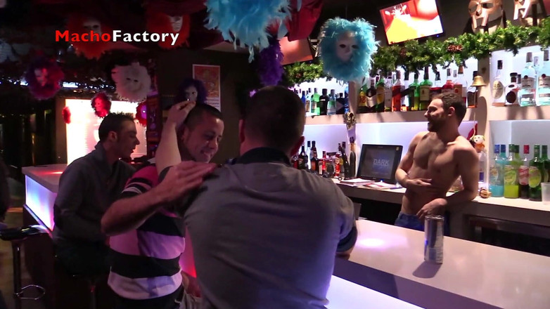 Macho factory: Опытный задница смотрит на черный кулак в сцене фистинга.