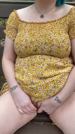 Hot potato girl: Je me doigte dans un parc