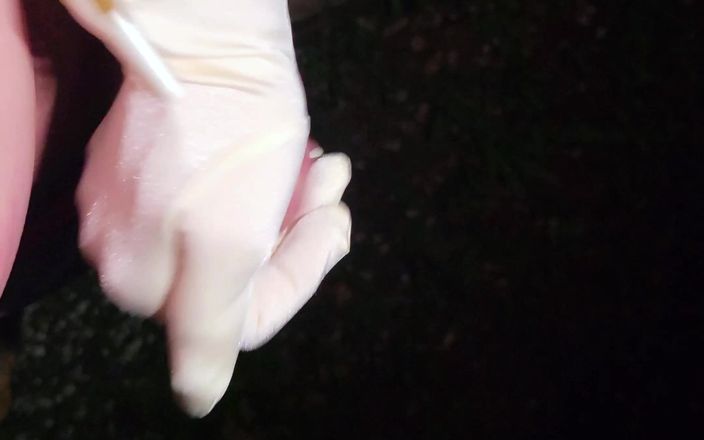 Glove Fetish Queen: Glans provocando punheta enquanto caminha pela rua à noite