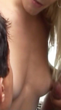 สาวประเภทสองผอมโดนเย็ดตูดในสระว่ายน้ำปาร์ตี้แก๊งแบง