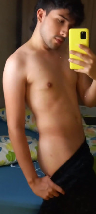 Curious Heterosexual Sending Nude Photos to His Gay Friend