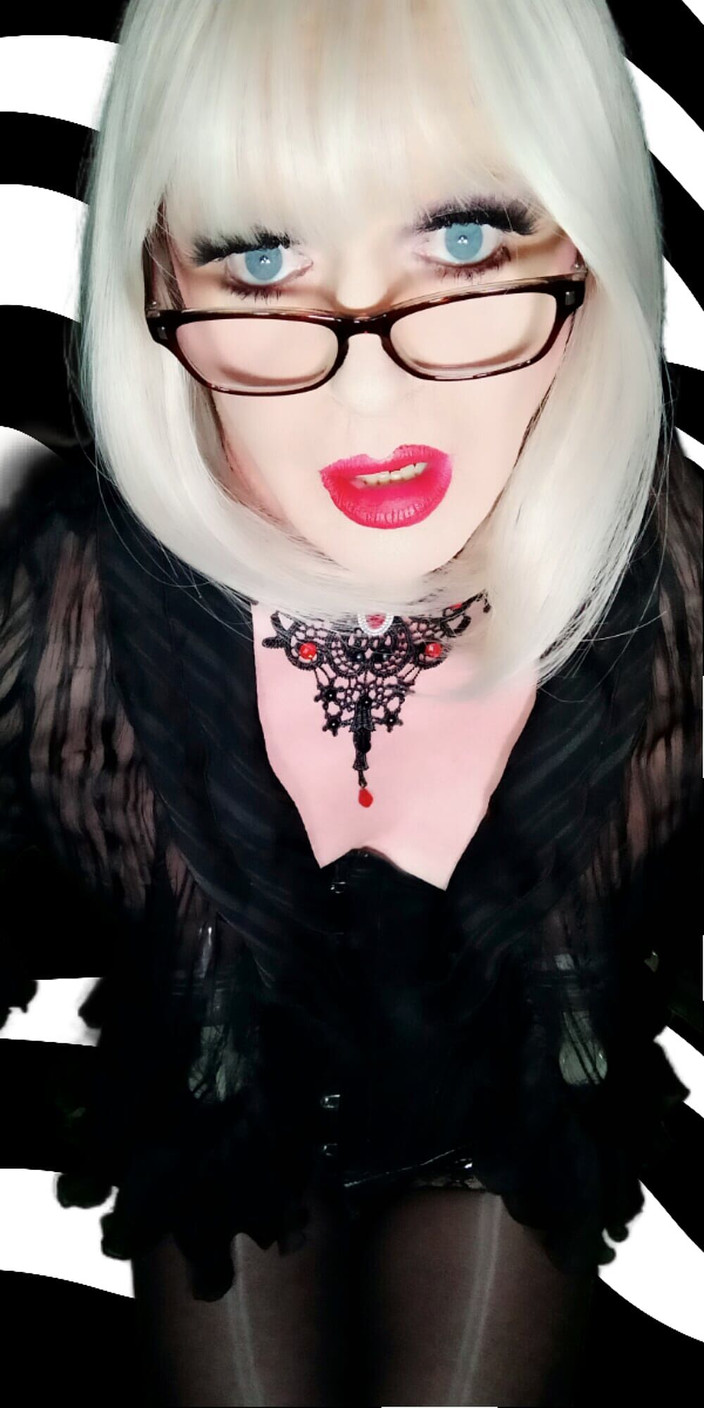 Emma Browne: Nafouklé bradavky trans holka si hraje