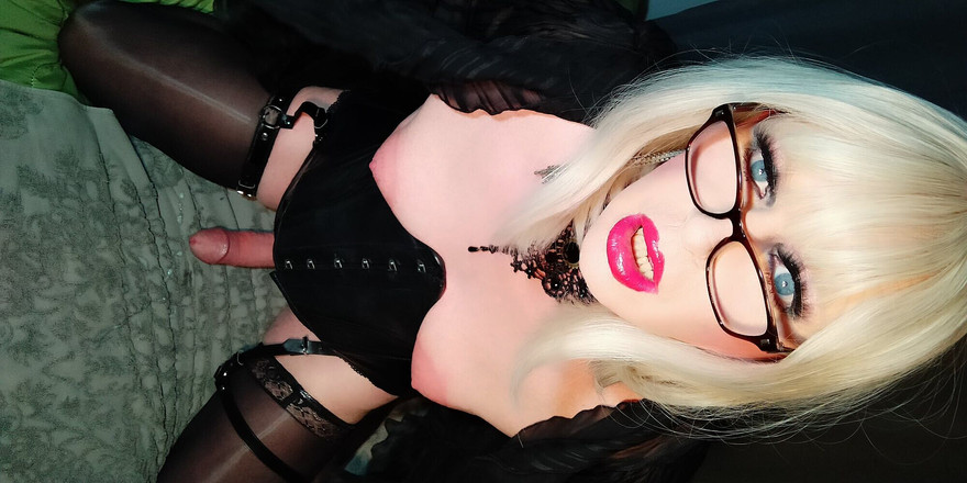 Emma Browne: Une trans à gros nichons lâche son sperme !