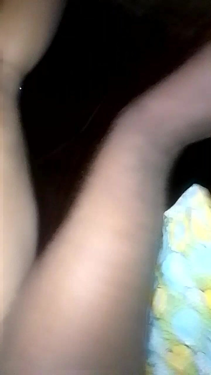 Janua294: Сусідська сестра отримує задоволення під час писання вночі, нове відео