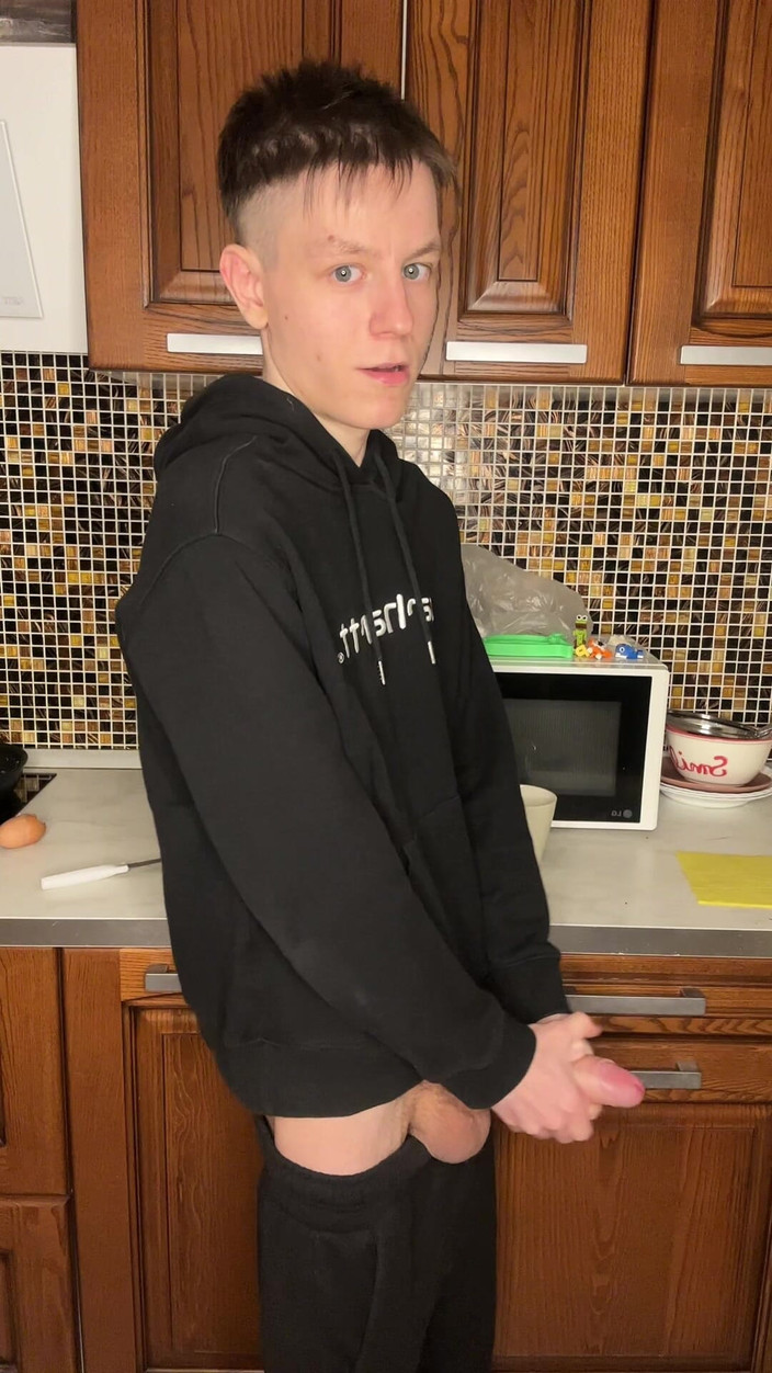 Morflot24: Сессия дрочки возбужденного твинка с большим хуем