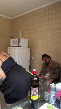 Chubby Ha Chiamato Le Sue Amiche per Un Pomeriggio Di Drink E Sesso, E Il Marito Invalido Ha Guardato Tutto Senza Reagire