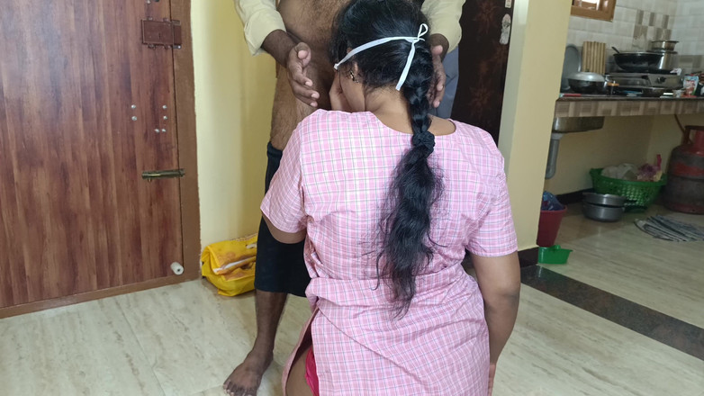 Ilakkiya: 교복을 입은 학생