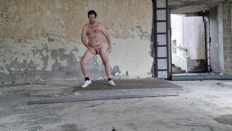 Mirko2589: Tout nu dans un bâtiment abandonné