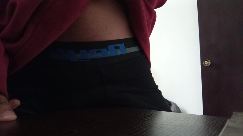 Un Loquito Mas: Jsem mokrá, zatímco si třem ptáka na stole