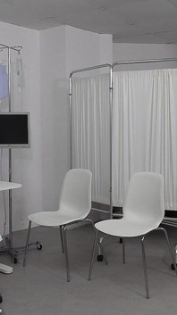 Dünnes brünettes mädchen bekommt ärztliche untersuchung von heißem blondem arzt
