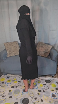 Striptease con aceite, muchas capas de Mia Niqab