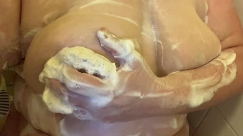 Real homemade BBW BBC porn: I duschen tvålar mina enorma bröst