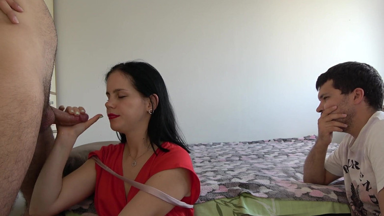 Anna Sky: Vợ chó cái bú cu trước mặt cuckold