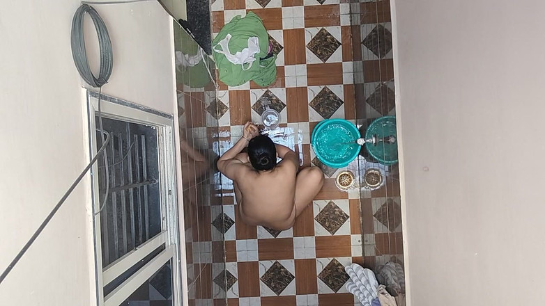 Hot crystal: Sah, wie die schwägerin des nachbarn ein bad nahm