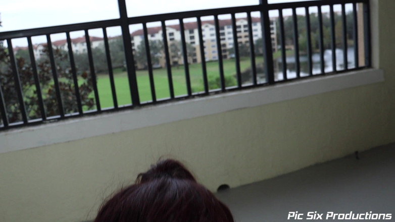 Pic Six Productions: Op blote voeten Mel Lake view balkon pijpbeurt
