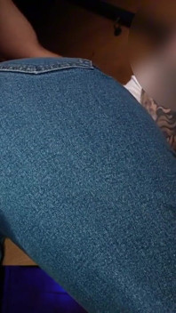 ホットなタトゥーの女の子がセックスしながら射精する