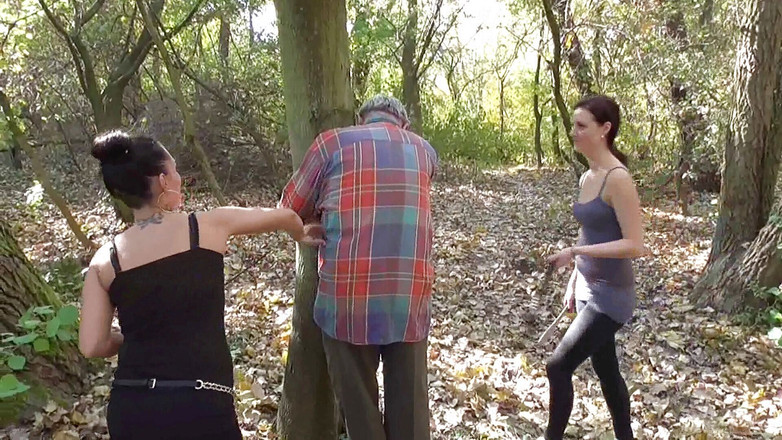 Femdom Austria: Bicie i biczowanie starca to ich jedyna przyjemność