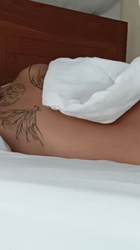 Pervertito con giocattolo malato e non meno pervertito sugardaddy con una piccola bellezza