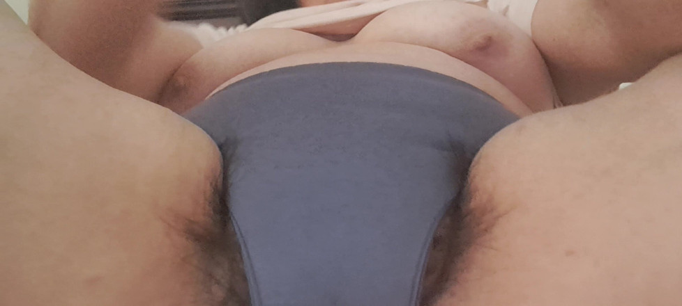 Mommy big hairy pussy: MILF намокає трусики