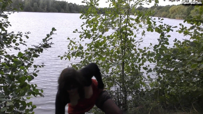 Piss Drinking Wife: Zalana i wkurzona nad jeziorem