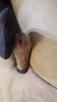 15 minutes de pieds en bas caressant une bite palpitante