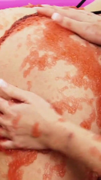 MiLF fa un bagno in gelatina