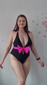 Deine sexy freundin macht sich nur für dich bereit für den strand.