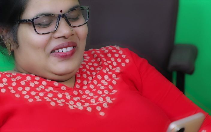 Intimate Emotions: Шаловливая девушка из Мумбаи трахает пальцами в красном платье и очках, ясный хинди аудио