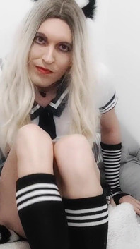Loira femboy com plug a rabo se masturba