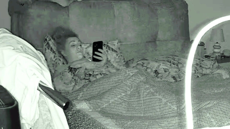 Chupita84: Esposa sorprendida charlando mientras se masturbaba