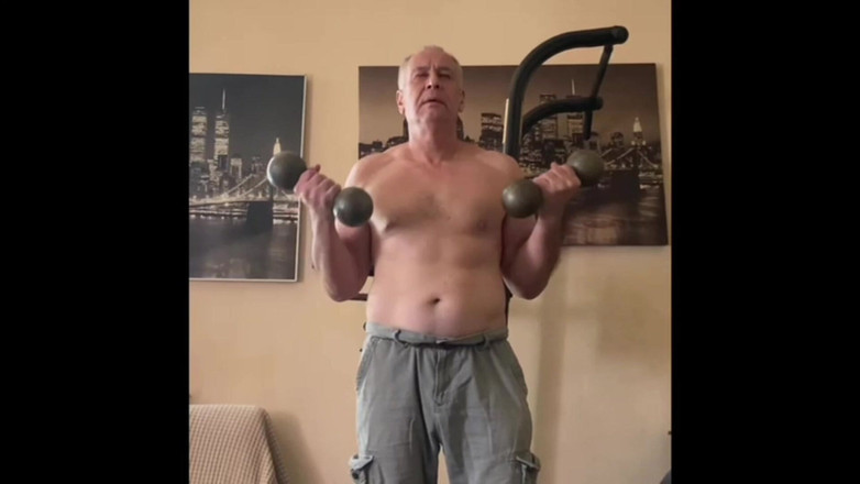 Alex Art: Silný muž masturbuje po tréninku