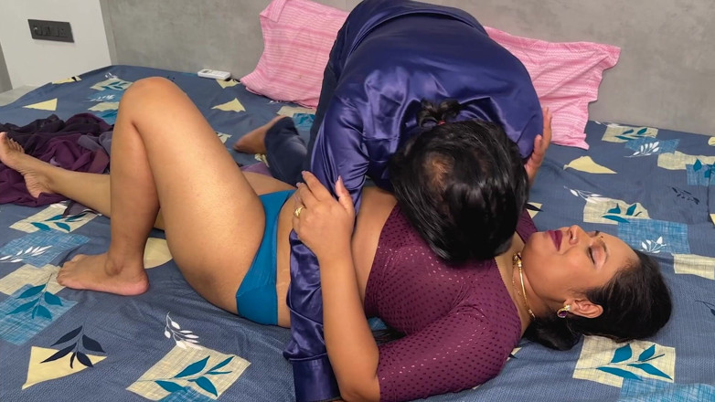 Pyari gudiya: Evli koca ailesi yokken eski kız arkadaşıyla seks yapıyor