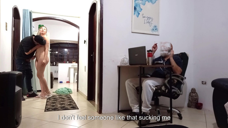 Victor SweetCoupleStories: Skutečná manželka podvádí svého manžela, zatímco má sluchátka s doručovatelem.