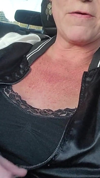 Une MILF se masturbe et squirte avec un énorme concombre sur le parking d’un supermarché