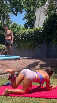 Šel jsem jí vyčistit bazén a ošukal jsem ji, zatímco její manžel tam nebyl