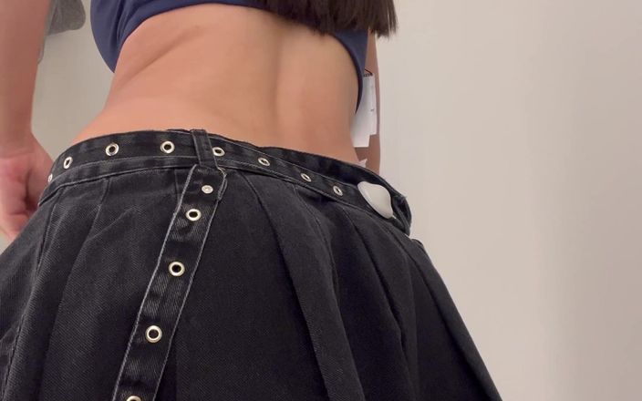Esposaheyya: Desnuda y probando ropa nueva en el centro comercial