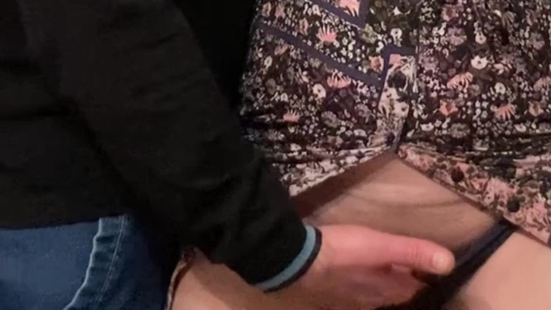 Niki studio: Seksowna MILF pociera łechtaczkę w metrze