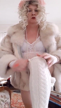 Transfurlady di arktik-fox & stoking pamer kontol raksasa