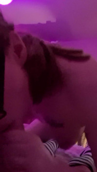 Princesskitti3 dà una gola profonda completa ad un'altra trans con grandi palle e ingoia il suo enorme carico