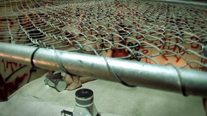 Sex All Together: Une blonde se fait baiser dans une cage avec de...