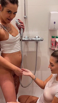Chtějí se připojit ke sprše s mojí sexy přítelkyní - sexy brunetky v extrémní masturbaci v POV