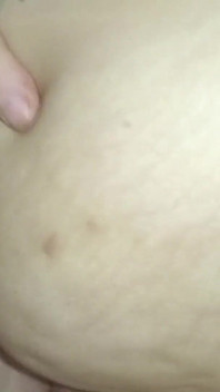Bruneta cu țâțe mari este foarte excitată și are nevoie de doza ei zilnică de sex
