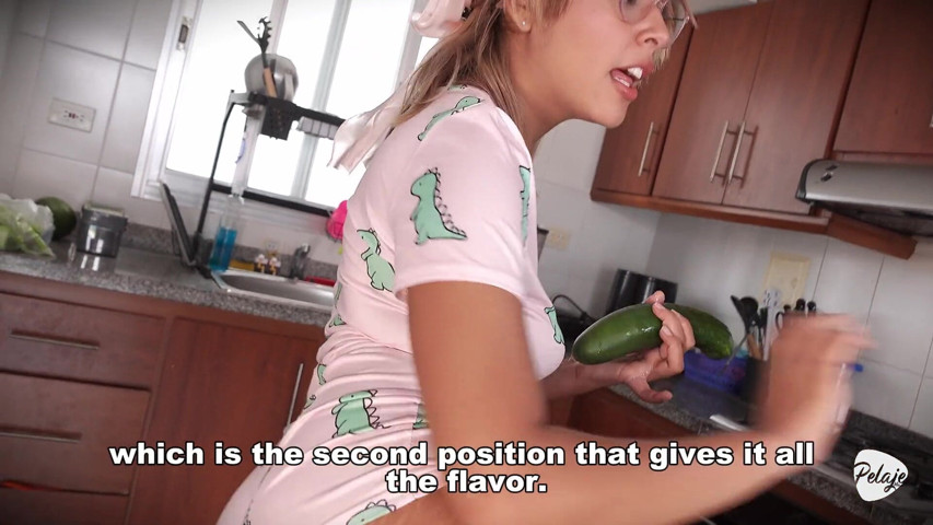 The Maid Fucks the Vegetables. She Cums in the Kitchen. (Pelaje mix)