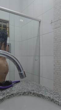 Caméra sur ma demi-sœur sexy sous la douche - j’ai hâte de la baiser