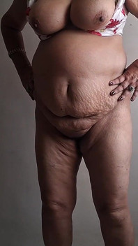 Ateşli yaz kızı shilpa taboobreakers orta yaşlı seksi kadını serinletmeye çalışıyor