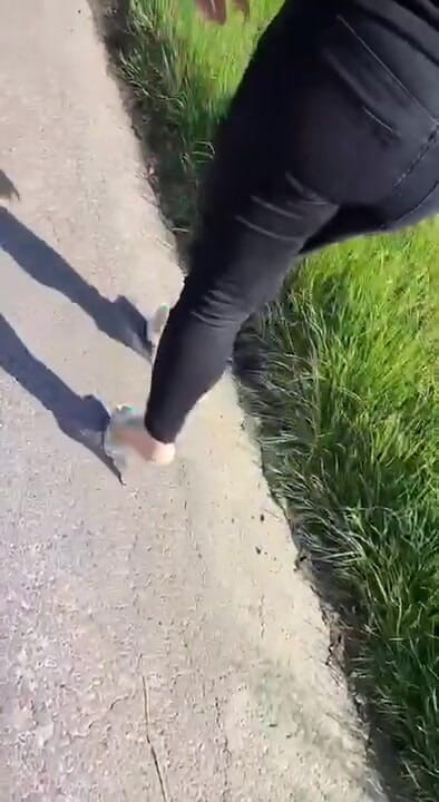 BadCat: Yüksek topuklu ayakkabılarla yürüyen seksi bacaklar