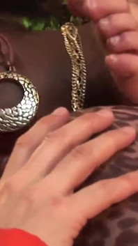 Orta yaşlı seksi kadın Melvina Paul ve Tony'nin iki uzun yarağını emiyor